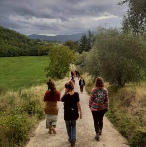 Personas paseando en el campo